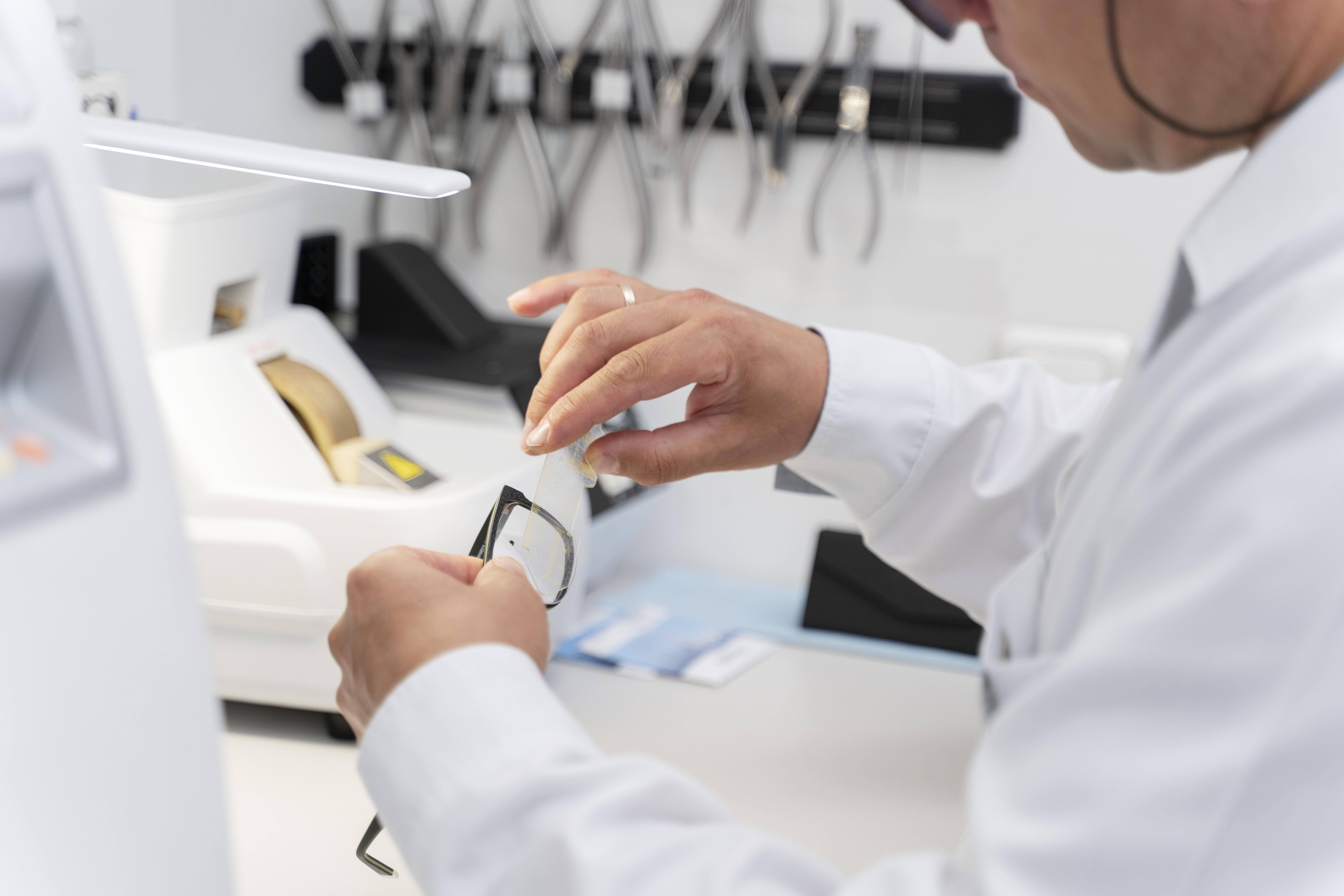 medico-trabalhando-em-clinica-oftalmologica